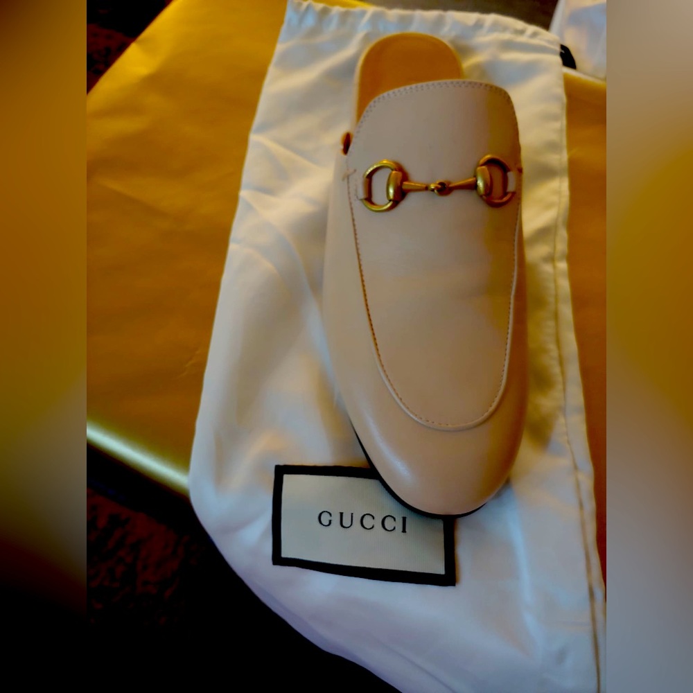 Gucci size 7 beige closed toed sandal, open box new